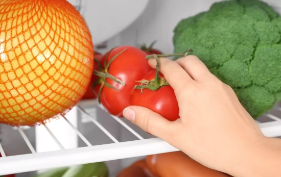 Una persona sacando un tomate de la nevera/ PEXELS Una persona sacando un tomate de la nevera/ PEXELS
