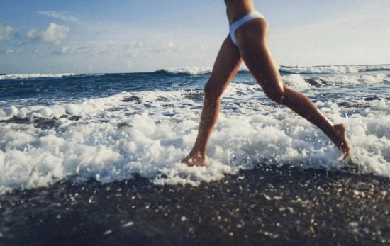 Una persona disfruta de la playa / PEXELS Una persona disfruta de la playa / PEXELS