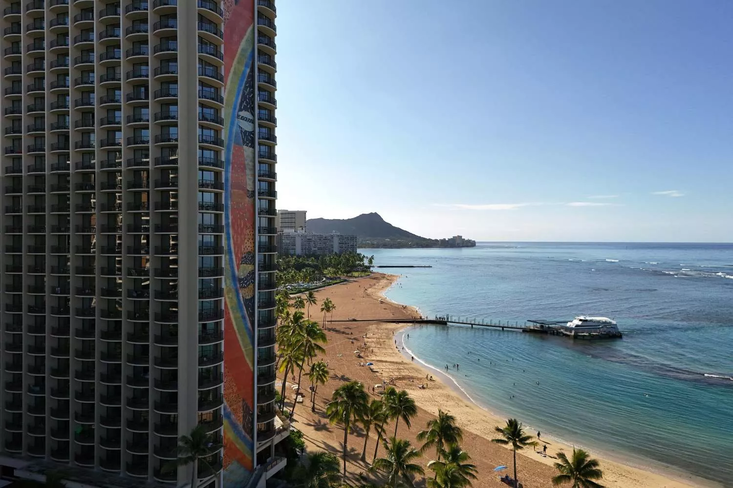 Un hotel junto a la playa en el que muchas personas pasan sus vacaciones / PEXELS - ilove2travel.nl