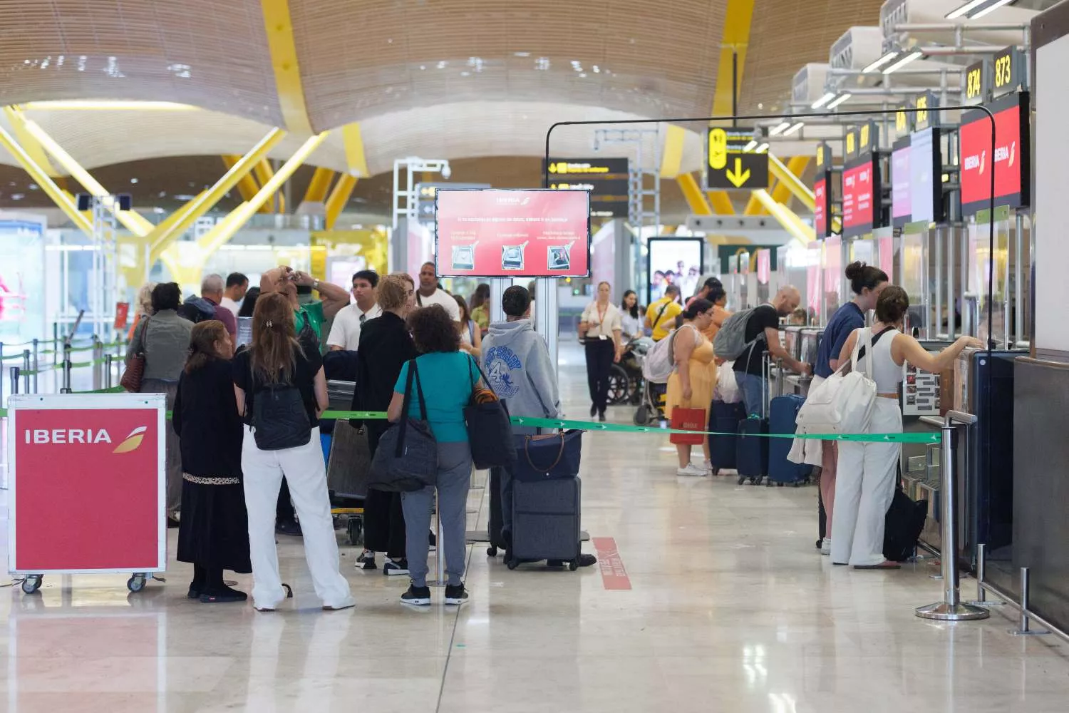 Un grupo de pasajeros esperan en el Aeropuerto Adolfo Suárez-Madrid Barajas / EDUARDO PARRA - EUROPA PRESS