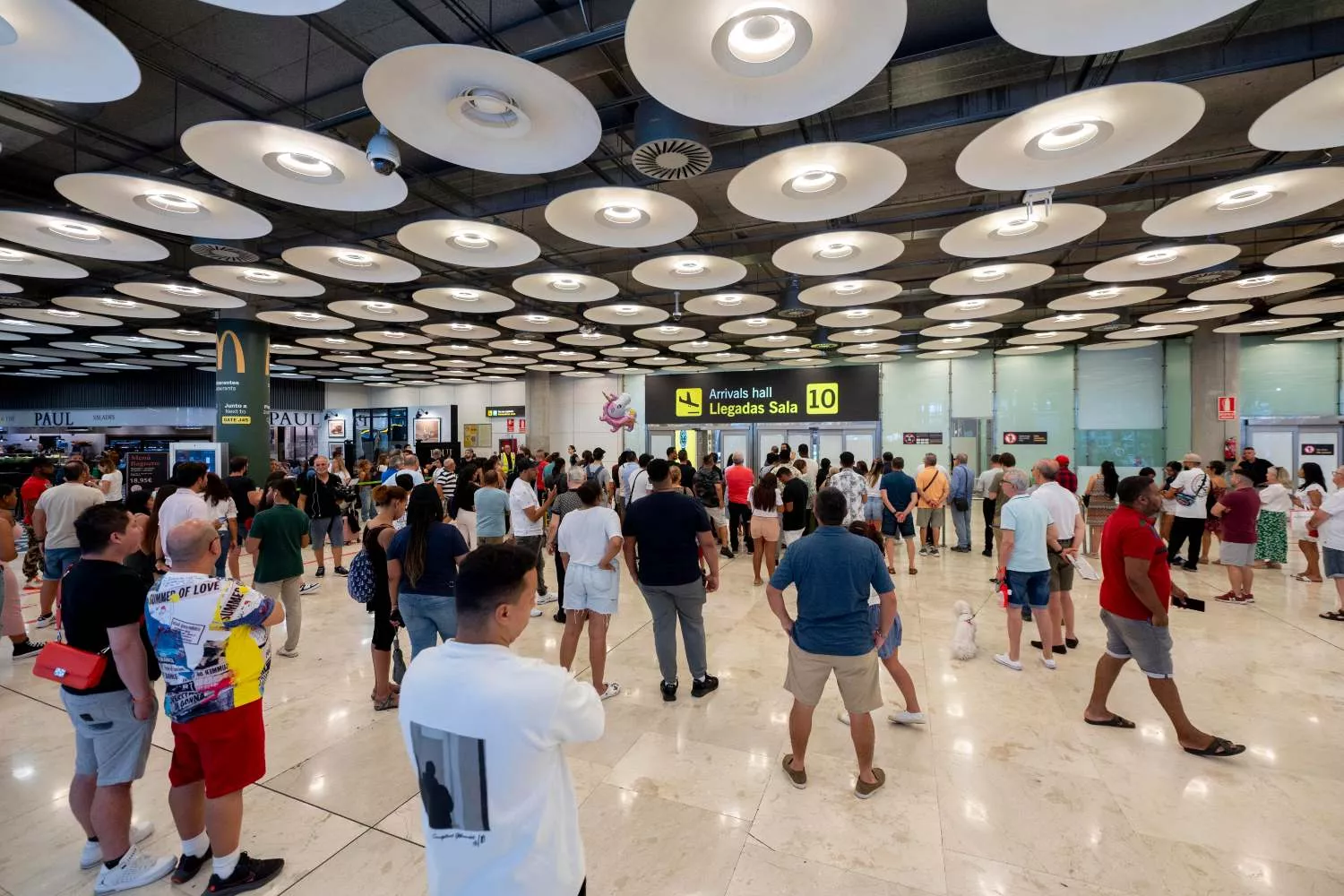 Varias personas esperan en la puerta de llegadas de la terminal T4 del aeropuerto Adolfo Suárez Mado Varias personas esperan en la puerta de llegadas de la terminal T4 del aeropuerto Adolfo Suárez Mado