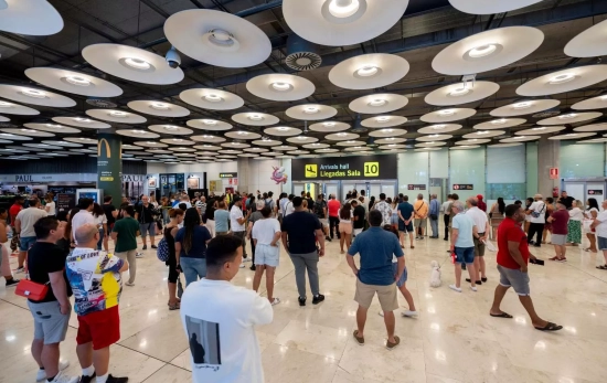 Varias personas esperan en la puerta de llegadas de la terminal T4 del aeropuerto Adolfo Suárez Mado Varias personas esperan en la puerta de llegadas de la terminal T4 del aeropuerto Adolfo Suárez Mado