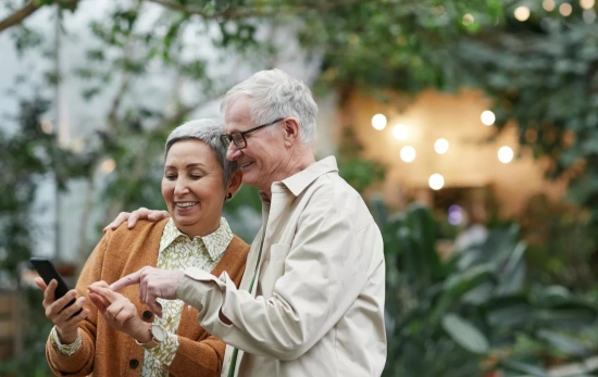 Un matrimonio adulto que maneja perfectamente las nuevas tecnologías/ PEXELS Un matrimonio adulto que maneja perfectamente las nuevas tecnologías/ PEXELS