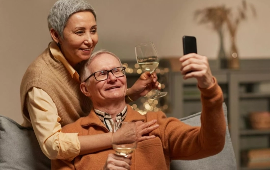 Dos personas de avanzada edad haciendo una videollamada con soltura/ PEXELS Dos personas de avanzada edad haciendo una videollamada con soltura/ PEXELS
