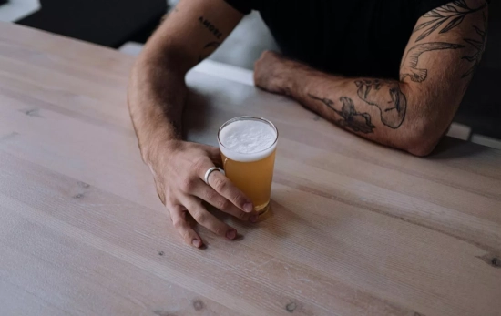 Una persona se dispone a tomar una cerveza / PEXELS Una persona se dispone a tomar una cerveza / PEXELS