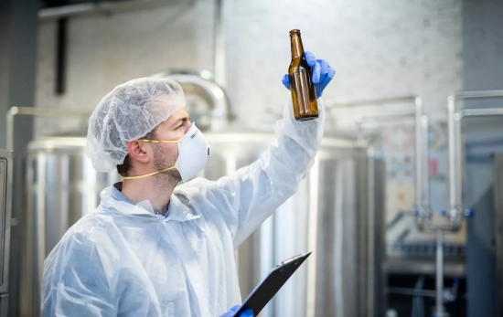 Un fabricante revisa el estado de una botella de vidrio / FREEPIK - aleksandarlittlewolf Un fabricante revisa el estado de una botella de vidrio / FREEPIK - aleksandarlittlewolf