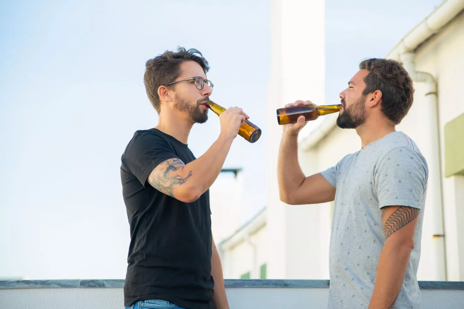 Dos personas beben una cerveza artesana / FREEPIK - pch.vector