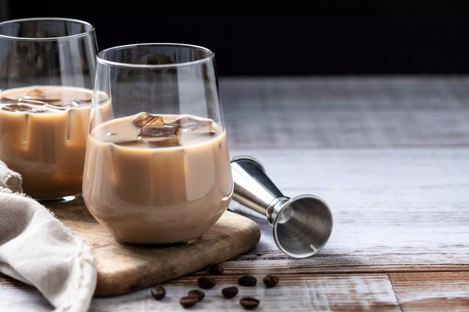Un licor de café que contiene leche   FREEPIK