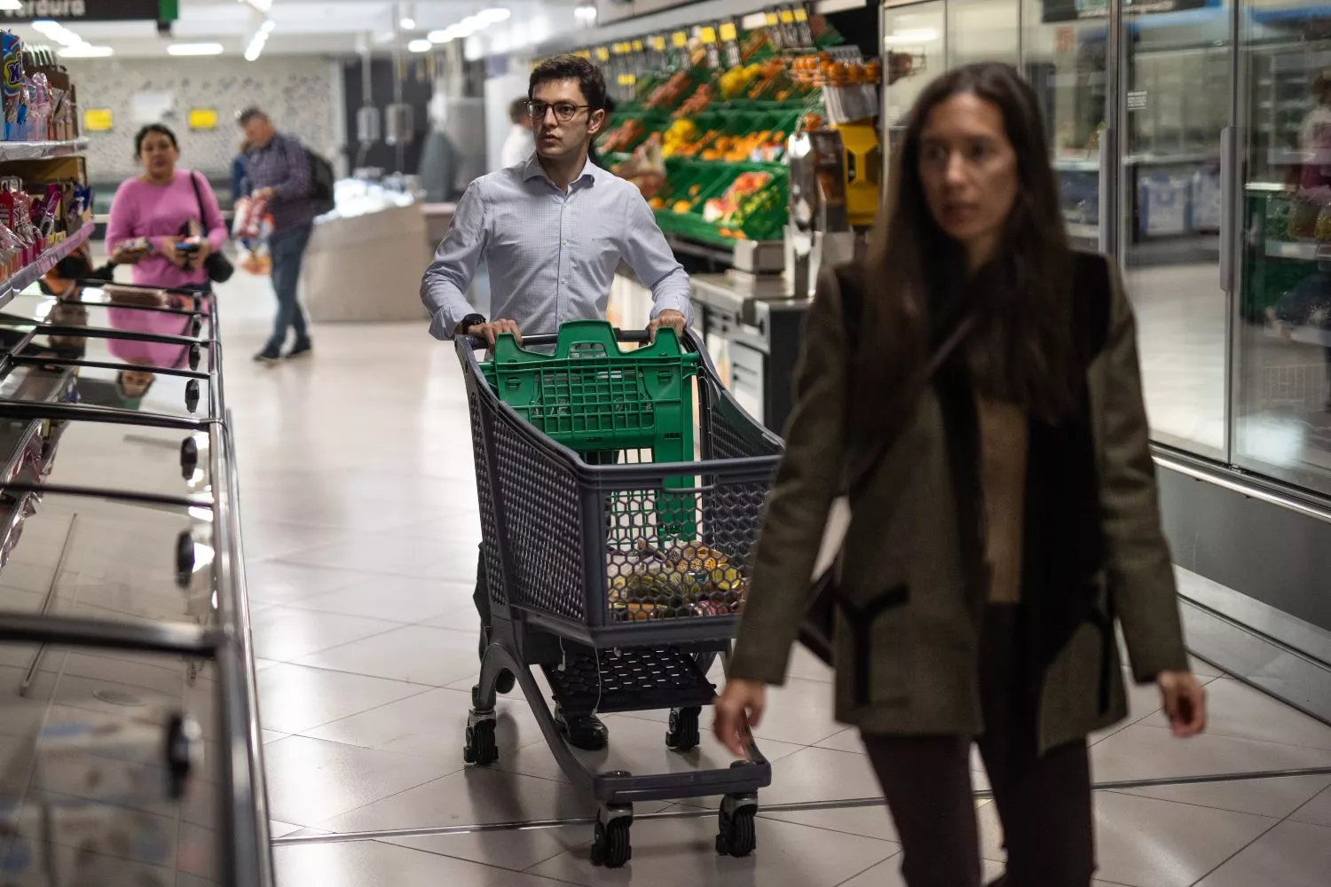 Varias personas realizan la compra en un supermercado tras el apagón eléctrico / EUROPA PRESS - ALEJANDRO MARTINEZ VELEZ Varias personas realizan la compra en un supermercado tras el apagón eléctrico / EUROPA PRESS - ALEJANDRO MARTINEZ VELEZ