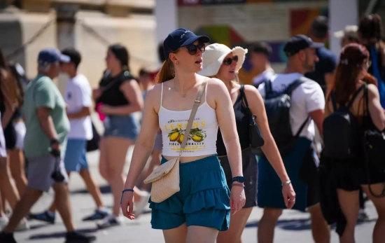 Turistas con ropa veraniega paseando por el casco histórico de Sevilla / EUROPA PRESS - MARIA JOSE LOPEZ Turistas con ropa veraniega paseando por el casco histórico de Sevilla / EUROPA PRESS - MARIA JOSE LOPEZ