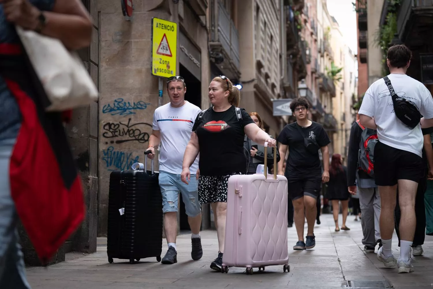Varios turistas en el centro de Barcelona se dirigen a su alojamiento