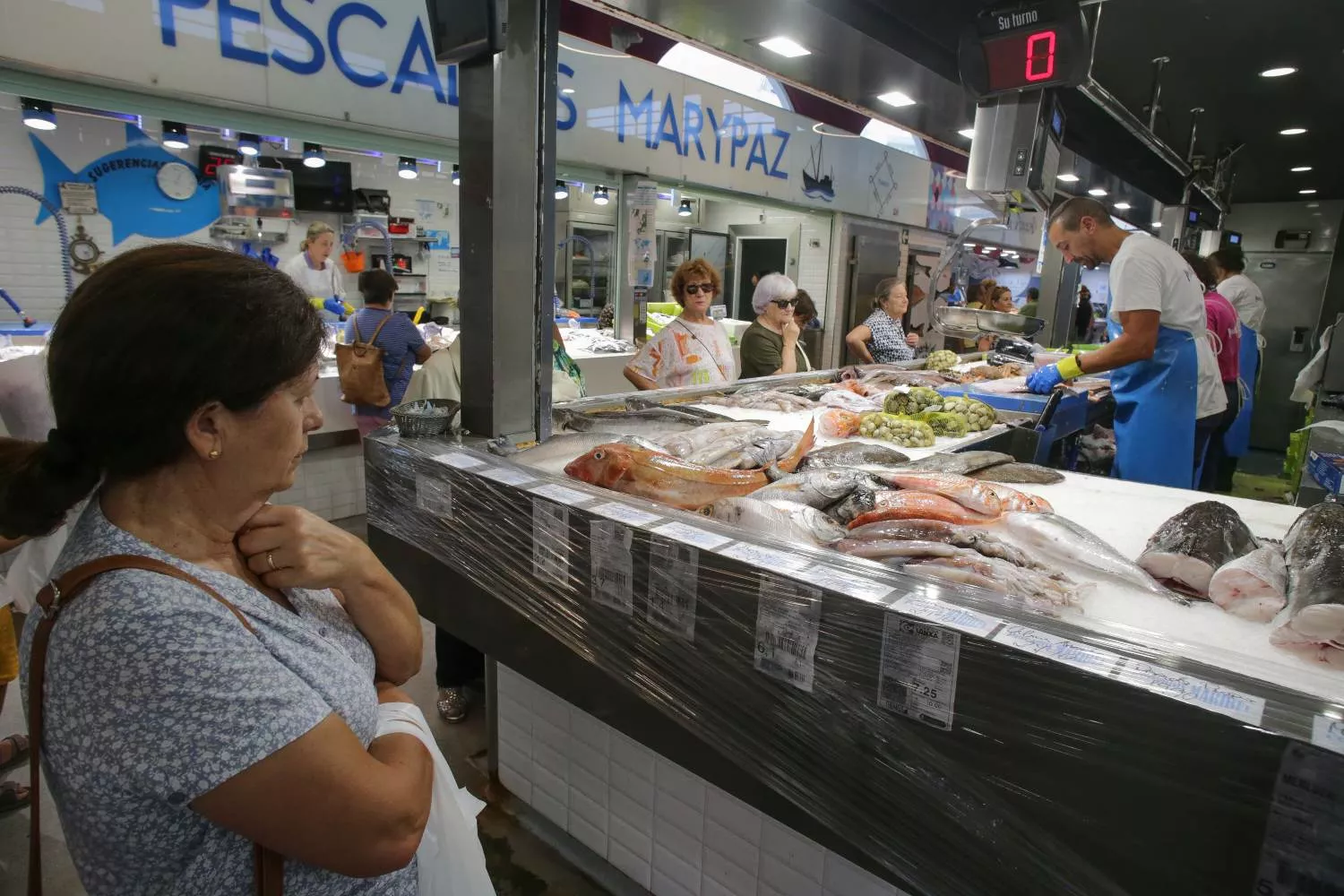 Una persona hace la compra en el mercado / EUROPA PRESS - CARLOS CASTRO