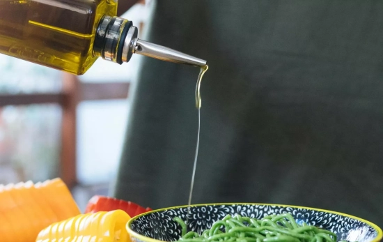Una persona cocina con aceite / PEXELS Una persona cocina con aceite / PEXELS