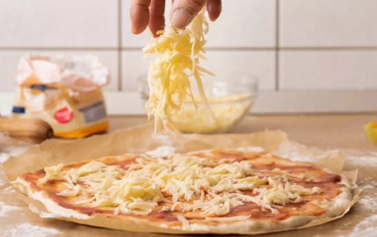 Una persona prepara una pizza / FREEPIK Una persona prepara una pizza / FREEPIK