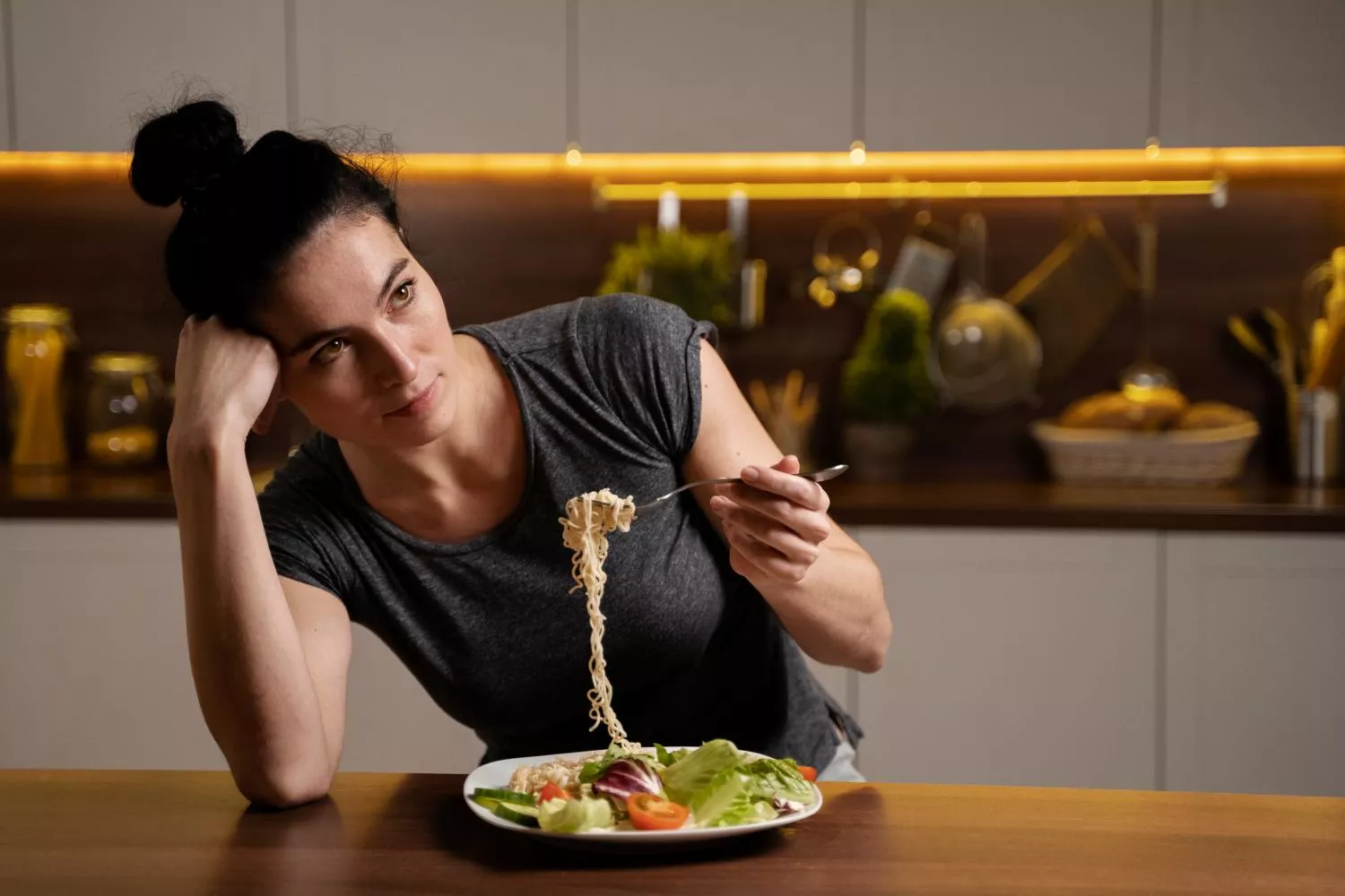 Una mujer come alimentos ultraprocesados / FREEPIK