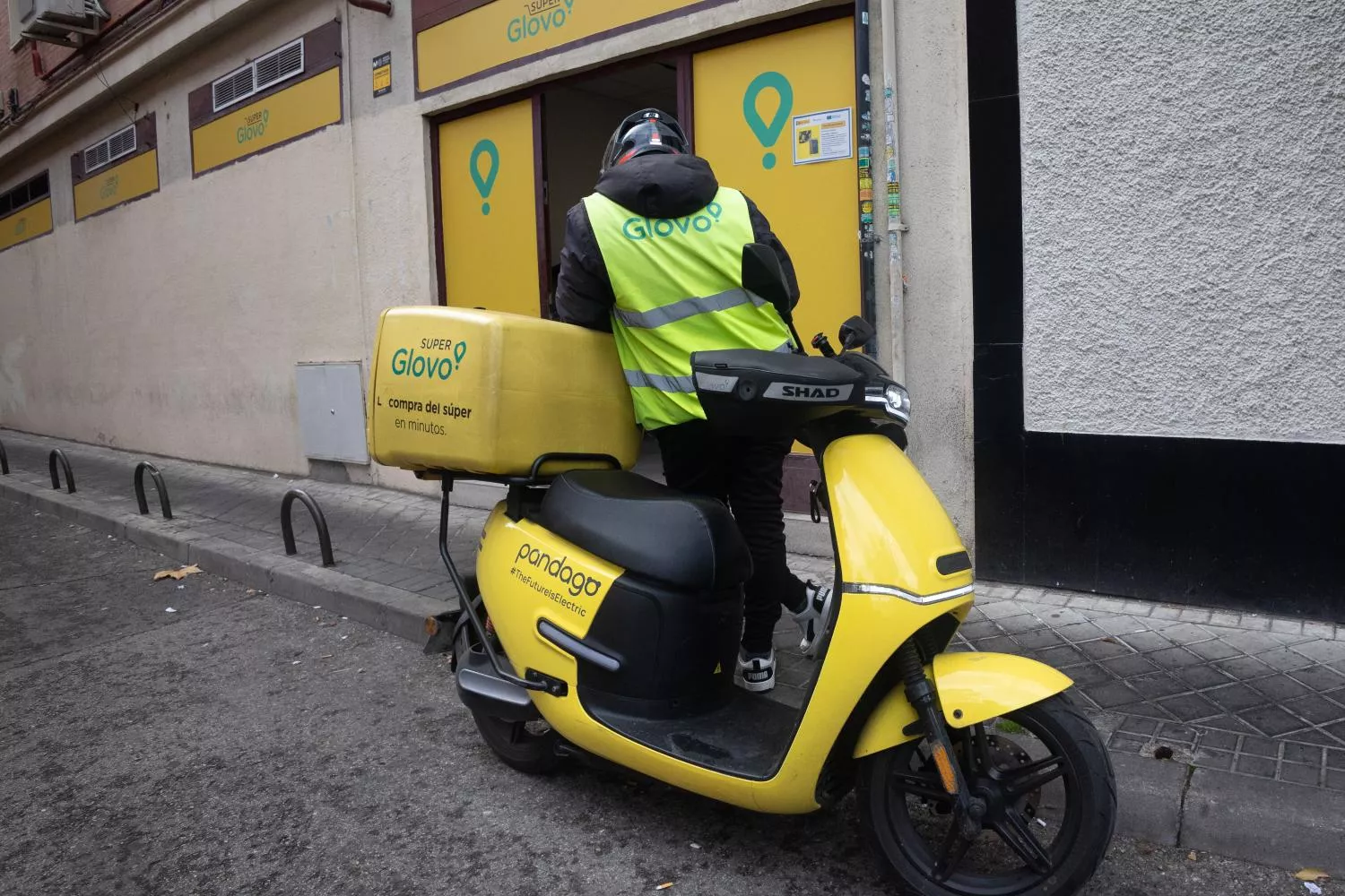 Un repartidor de Glovo / EUROPA PRESS - EDUARDO PARRA