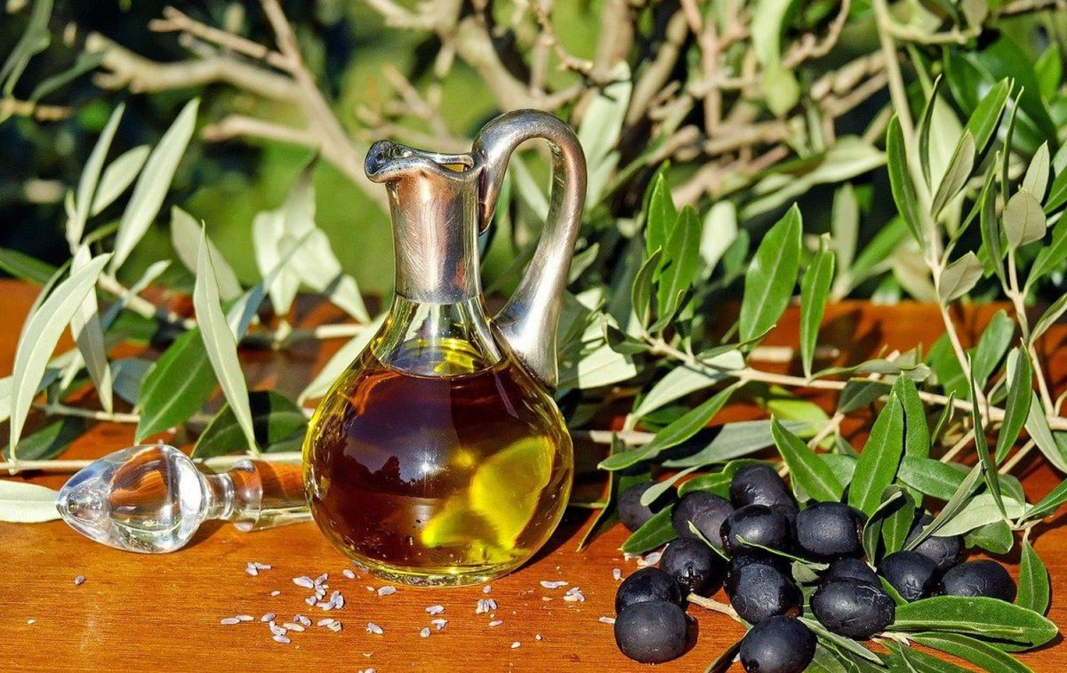 Un frasco de aceite de oliva acompañado de unas aceitunas negras / PIXABAY Un frasco de aceite de oliva acompañado de unas aceitunas negras / PIXABAY