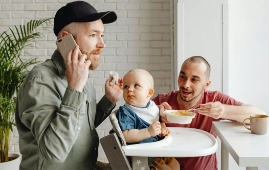 Una familia introduciendo legumbres como los frijoles en la dieta del pequeño/ PEXELS Una familia introduciendo legumbres como los frijoles en la dieta del pequeño/ PEXELS