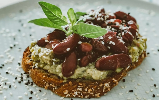Una tostada de guacamole con frijoles/ PEXELS Una tostada de guacamole con frijoles/ PEXELS