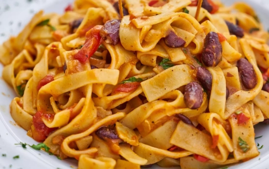Pasta con frijoles y pimiento, un plato completo y equilibrado/ PEXELS Pasta con frijoles y pimiento, un plato completo y equilibrado/ PEXELS