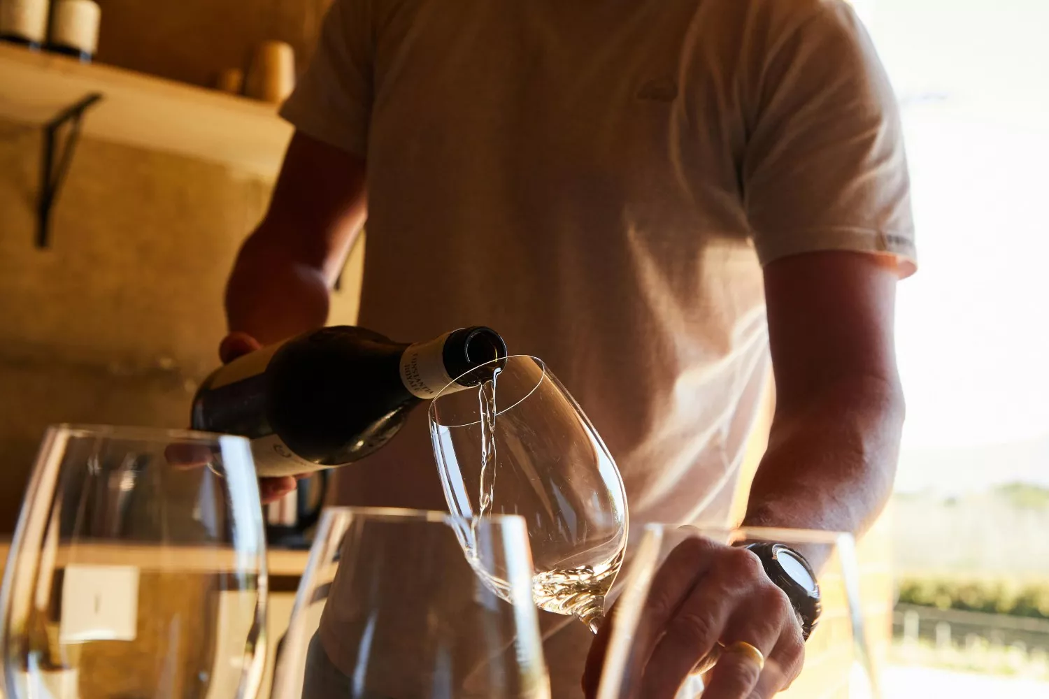 Una persona sirve un vino en una copa