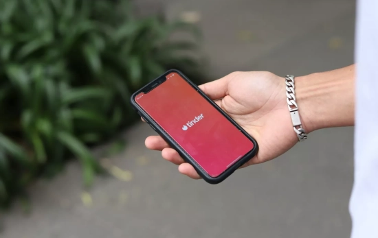 Una persona sostiene su móvil, que tiene la app de Tinder abierta / TINDER Una persona sostiene su móvil, que tiene la app de Tinder abierta / TINDER
