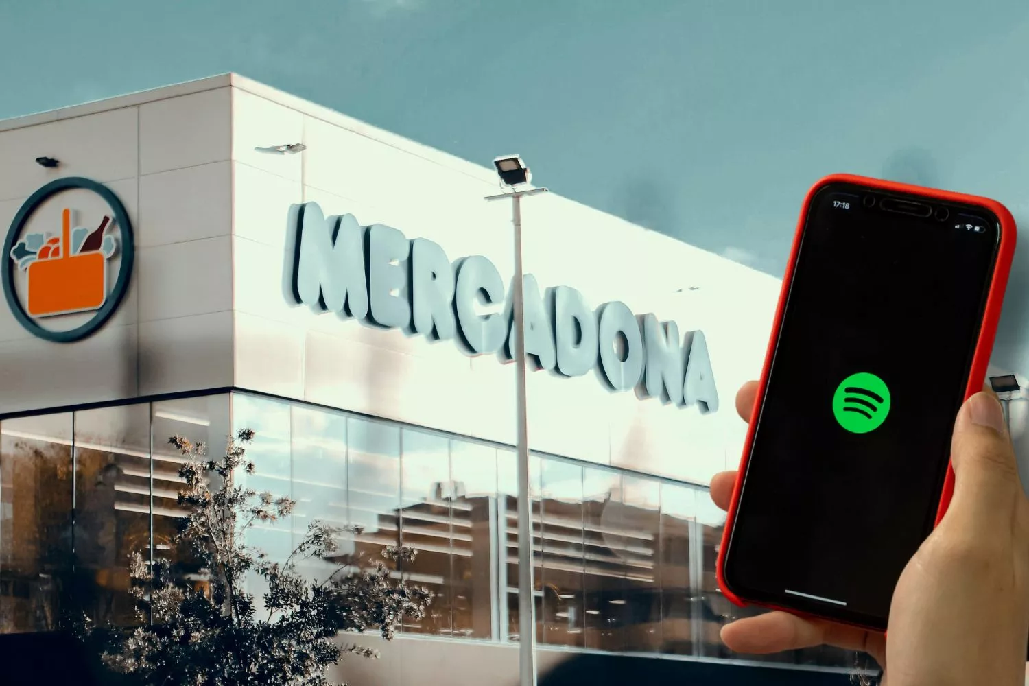 Parece Spotify, pero es Mercadona: la estrategia comercial que revoluciona los supermercados/ Montaje CG