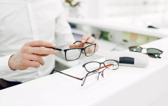 Un profesional sostiene varias gafas / FREEPIK - prostooleh Un profesional sostiene varias gafas / FREEPIK - prostooleh
