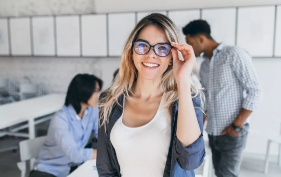 Una profesional con gafas / FREEPIK - lookstudio Una profesional con gafas / FREEPIK - lookstudio