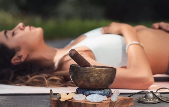 El yoga ofrece múltiples beneficios para el bienestar físico y mental/ CANVA El yoga ofrece múltiples beneficios para el bienestar físico y mental/ CANVA