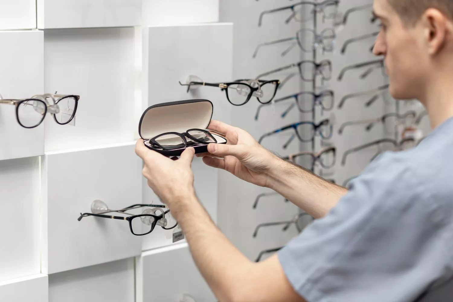 Una persona sostiene unas gafas