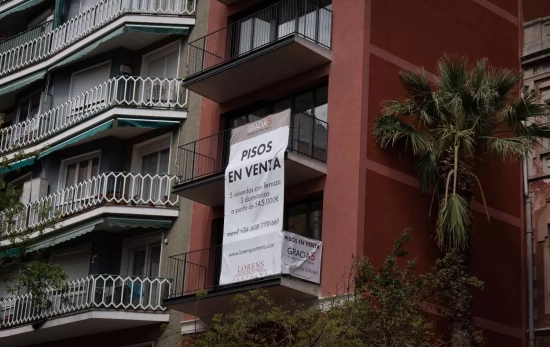 Cartel de pisos en venta en un edificio / EUROPA PRESS - DAVID ZORRAKINO Cartel de pisos en venta en un edificio / EUROPA PRESS - DAVID ZORRAKINO
