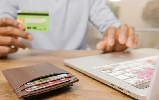 Una persona hace una compra online / PEXELS Una persona hace una compra online / PEXELS