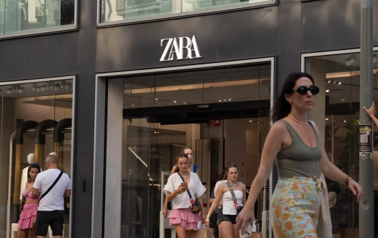 Varias personas frente a una tienda de Zara / EUROPA PRESS - DAVID ZORRAKINO Varias personas frente a una tienda de Zara / EUROPA PRESS - DAVID ZORRAKINO