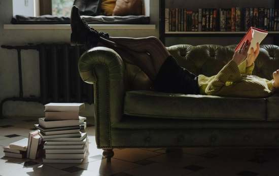 Una persona que prefiere no salir de casa y quedarse sola leyendo/ PEXELS