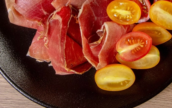 Un plato de jamón serrano/ PEXELS Un plato de jamón serrano/ PEXELS