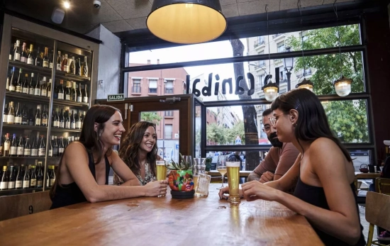 Una vista de La Caníbal, uno de los mejores bares de vinos de Madrid Una vista de La Caníbal, uno de los mejores bares de vinos de Madrid