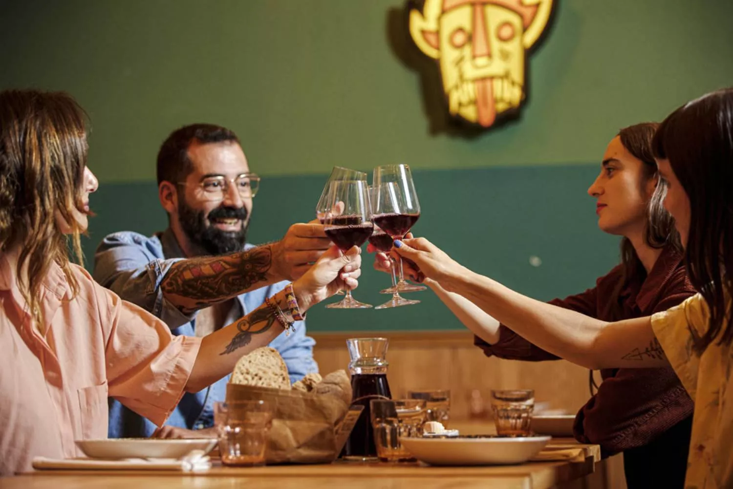 Varias personas brindan en uno de los mejores bares de vinos de Madrid / LA CANÍBAL