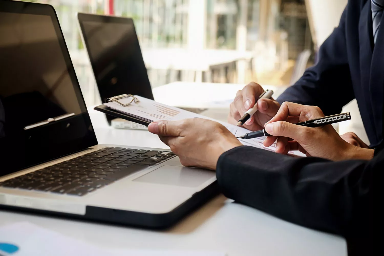 Dos profesionales que trabajan en un banco