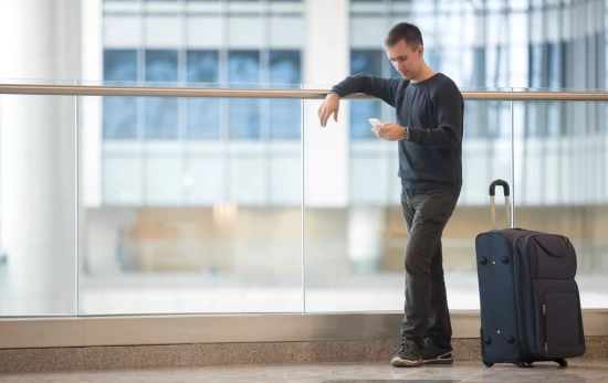 Un joven viajero en el aeropuerto / FREEPIK Un joven viajero en el aeropuerto / FREEPIK