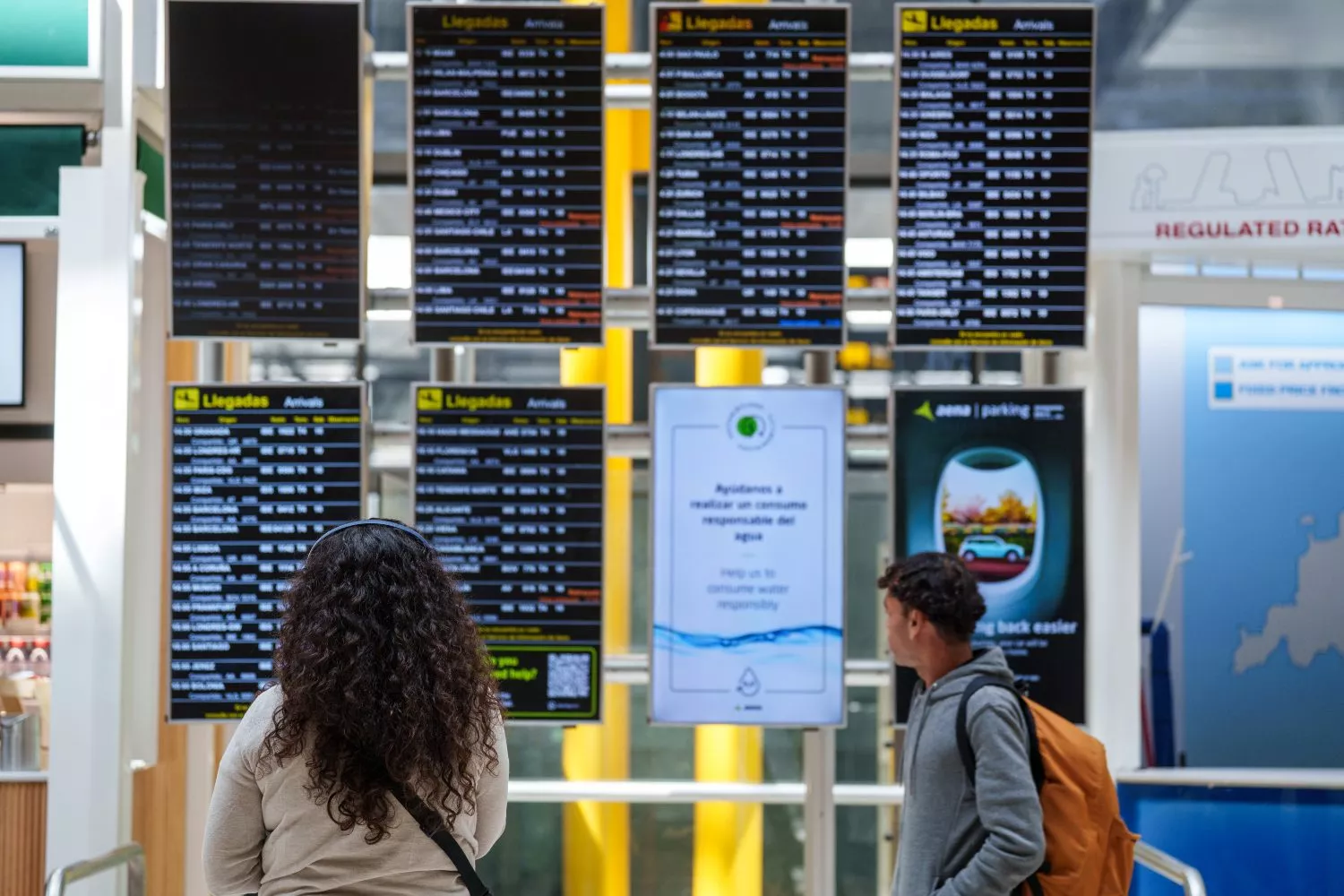 Paneles de llegadas y salidas en la terminal T4 del aeropuerto Adolfo Suárez Madrid Barajas