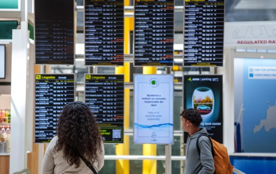 Paneles de llegadas y salidas en la terminal T4 del aeropuerto Adolfo Suárez Madrid Barajas Paneles de llegadas y salidas en la terminal T4 del aeropuerto Adolfo Suárez Madrid Barajas