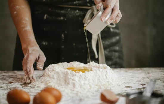 Una persona cocina con aceite / PEXELS Una persona cocina con aceite / PEXELS