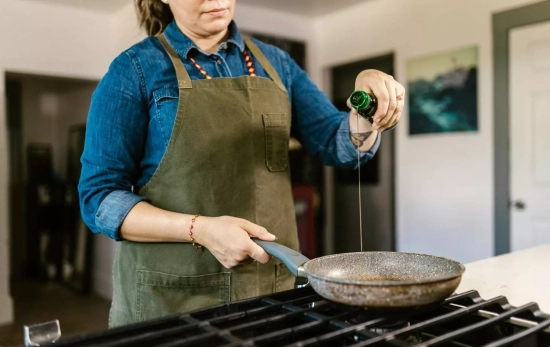 Una persona cocina con aceite / FREEPIK - rosalerosa Una persona cocina con aceite / FREEPIK - rosalerosa