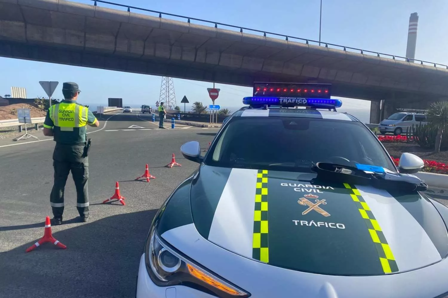 Unos agentes de la DGT en un control de tráfico   EP