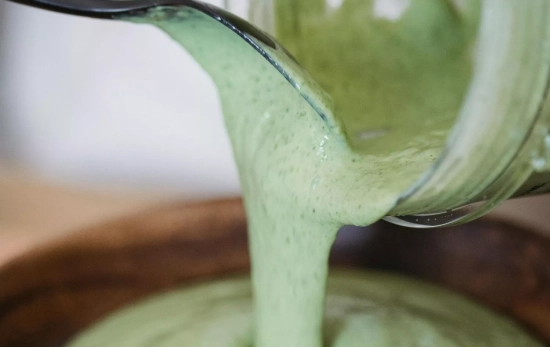 Una persona vierte un batido detox en un bol/ PEXELS