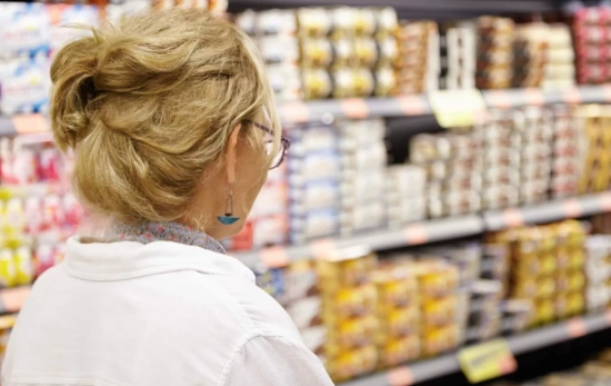 Una mujer en el supermercado / FREEPIK - wayhomestudio Una mujer en el supermercado / FREEPIK - wayhomestudio