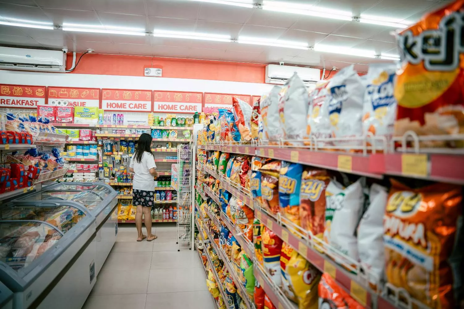 Una persona hace la compra en un supermercado / PEXELS