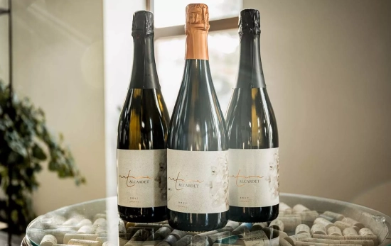 Botellas de Alcardet Natura Brut, galardonado como el mejor espumoso de Castilla La Mancha Botellas de Alcardet Natura Brut, galardonado como el mejor espumoso de Castilla La Mancha