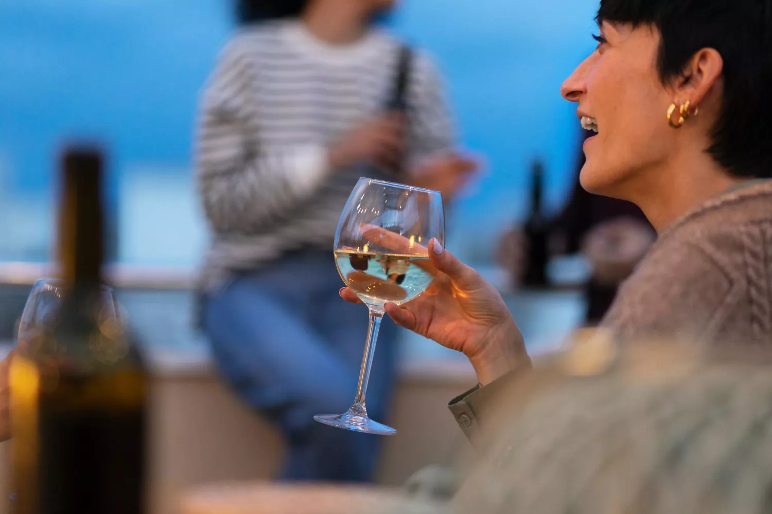 Una mujer con una copa de vino / FREEPIK